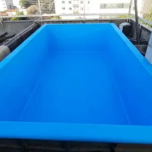 A piscina de fibra esta completamente restaurada e pintada