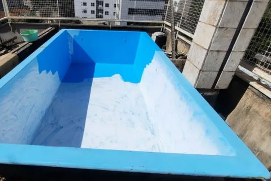 Reformando uma piscina grande, a área de um apartamento