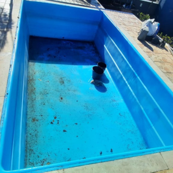 Trabalhando Para Reformar uma piscina de fibra na cidade de Betim